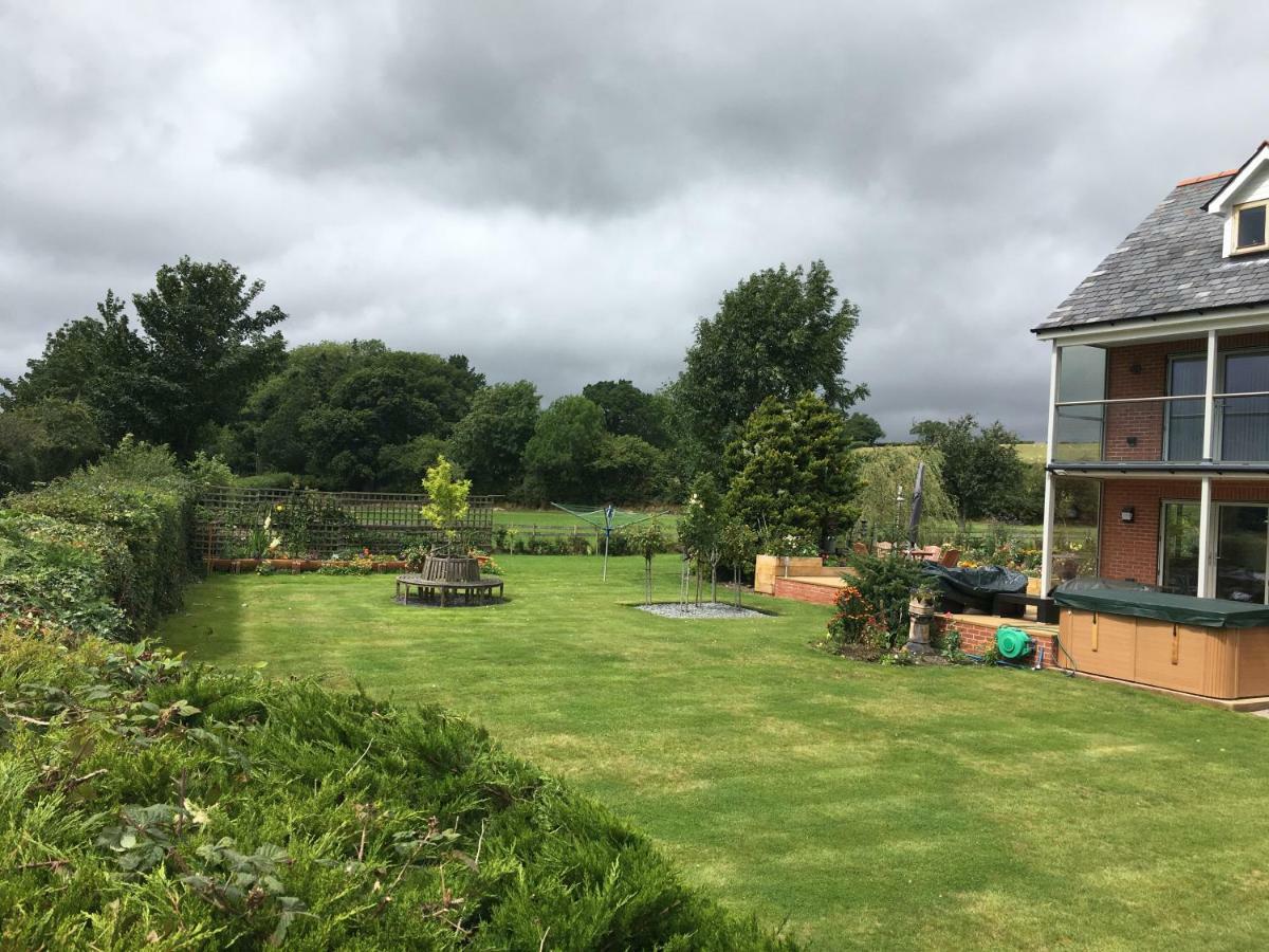ニュータウン Rhyd Lydan Bed & Breakfast エクステリア 写真